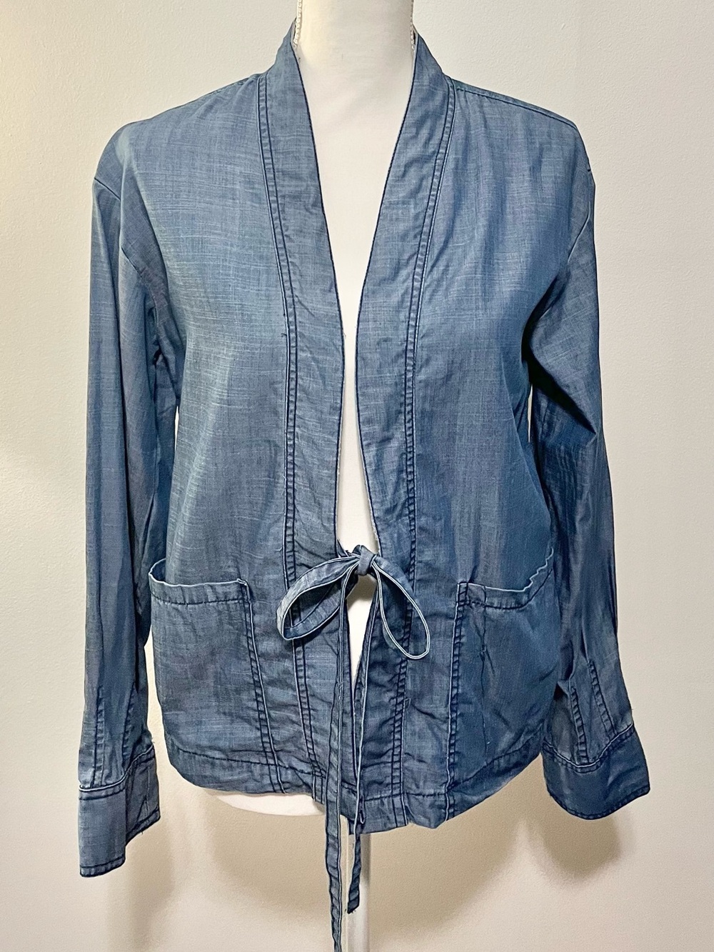Current Air Chambray Tie-Front Lightweight Shirt/Jacket in Light Blue. Size Med